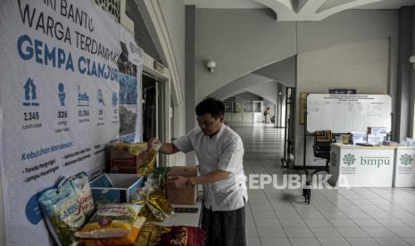 Pengurus DKM menata bantuan logistik untuk warga terdampak gempa bumi di Masjid Pusdai, Kota Bandung, Jumat (25/11/2022). Sholat ghaib serta donasi penggalangan dana itu untuk mendoakan dan membantu korban bencana gempa bumi di Kabupaten Cianjur sekaligus bentuk kepedulian terhadap sesama. Republika/Abdan Syakura