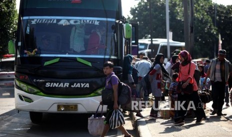 Pemudik turun dari bus di Terminal Kampung Rambutan, Jakarta.