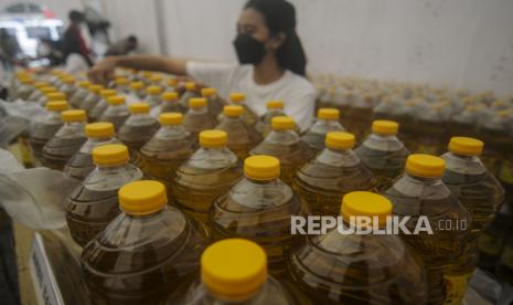 Petugas menata minyak goreng saat operasi pasar, ilustrasi. Untuk kali kedua, operasi pasar minyak goreng harga Rp 14.000 per liter digelar di pasar tradisional di Kabupaten Semarang.