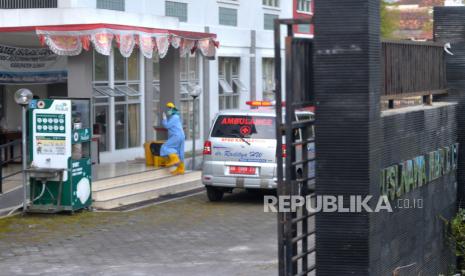 Tenaga kesehatan mengantarkan warga positif Covid-19 di shelter isolasi terpadu Rusunawa MBR, Yogyakarta, Kamis (27/7/2022). Direktur Pasca-Sarjana Universitas YARSI Prof Tjandra Yoga Aditama mengimbau masyarakat untuk mewaspadai tren peningkatan kasus dan kematian akibat COVID-19 di Indonesia. 