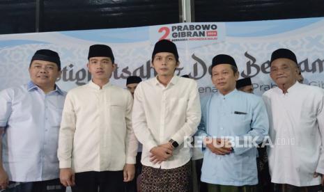 Gus Iqdam hadiri acara istighotsah dan doa bersama menuju pemilu damai dan kemenangan Prabowo-Gibran di kediaman ibunda presiden Jokowi di Solo, Selasa (23/1/2024) malam.  