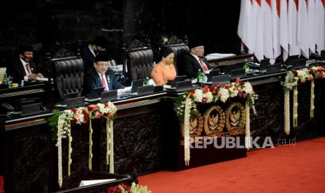 Ketua MPR Bambang Soesatyo didampingi Ketua DPR Puan Maharani dan Ketua DPD La Nyalla Mattalitti menyampaikan pidato pengantar dalam rangka sidang tahunan MPR di Ruang Rapat Paripurna, Komplek Parlemen, Jakarta, Jumat (14/8).Prayogi/Republika