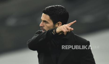 Manajer Arsenal Mikel Arteta memberi isyarat selama pertandingan sepak bola Liga Premier Inggris antara Tottenham Hotspur dan Arsenal di Stadion Tottenham Hotspur di London, Inggris, Minggu, 6 Desember 2020. 