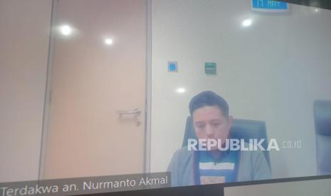 Desy Yustria dan Nurmanto Akmal staf Mahkamah Agung (MA) terdakwa kasus dugaan suap penanganan perkara di MA sedang mendengarkan pembacaan tuntutan dari Jaksa Penuntut Umum (JPU) KPK di Pengadilan Tipikor, Bandung, Rabu (17/5/2023). 