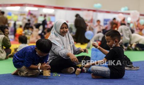 Dalam Islam, Siapa yang Diwajibkan Mendidik Anak?. Foto Ilustrasi: Anak-anak bermain gasing tradisional saat acara Kids FanFest Indonesia 2022 di Jakarta Convention Center, Jakarta, Jumat (30/12/2022). Kids FanFest Indonesia 2022 menjadi alternatif bagi anak-anak untuk mengisi waktu liburan akhir tahun dengan ragam aktivitas permainan anak yang mendidik, menghibur dan menumbuhkan nilai-nilai positif. Republika/Putra M. Akbar 