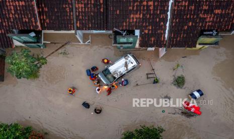 Foto udara sejumlah warga dan relawan BPBD Kota Semarang menyisir Perumahan Dinar Indah yang terendam banjir bandang di Kelurahan Meteseh, Kecamatan Tembalang, Semarang, Jawa Tengah, Jumat (6/1/2023). Banjir bandang yang mencapai 2,5 meter itu menyebabkan satu korban jiwa dan sekitar 45 kepala keluarga di perumahan tersebut mengungsi akibat luapan Sungai Babon-Pengkol yang tak mampu menampung debit air hujan berintensitas tinggi pada Jumat (6/1) sejak pukul 13:00 WIB serta adanya tanggul yang jebol pada pukul sekitar 15:30 WIB. 