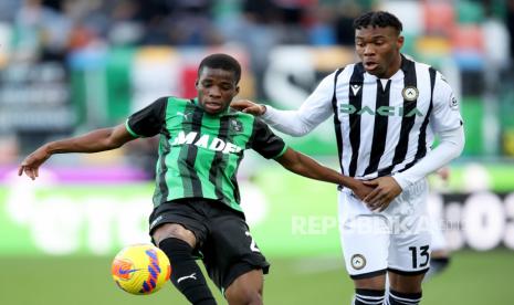 Destiny Udogie (kanan) dari Udinese dan Hamed Junior Traore dari Sassuolo beraksi selama pertandingan sepak bola Serie A Italia Udinese Calcio vs US Sassuolo Calcio di stadion Friuli - Dacia Arena di Udine, Italia, beberapa waktu lalu..