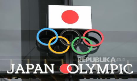 Lambang di Japan Sport Olympic Square dipajang di dinding gedung dekat Stadion Nasional di Tokyo, Jepang, 29 November 2022. 