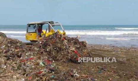 Alat berat mengeruk tumpukan sampah di kawasan Pantai Cibutun, Kecamatan Simpenan, Kabupaten Sukabumi, Jawa Barat, saat aksi bersih-bersih hari kedua, Kamis (5/10/2023). 