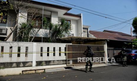 Personel Brimob berjaga di area rumah dinas mantan Kadiv Propam Irjen Ferdy Sambo di Kompleks Polri Duren Tiga, Jalan Duren Tiga Utara I, Jakarta Selatan, Selasa (30/8/2022). Bareskrim Polri menggelar rekonstruksi kasus dugaan pembunuhan Brigadir J di dua lokasi yakni di rumah dinas dan rumah pribadi Irjen Ferdy Sambo dengan menghadirkan lima tersangka diantaranya Ferdy Sambo, Putri Chandrawathi, Bharada Richard Eliezer atau Bharada E, Bripka Ricky Rizal atau RR, serta Kuat Ma