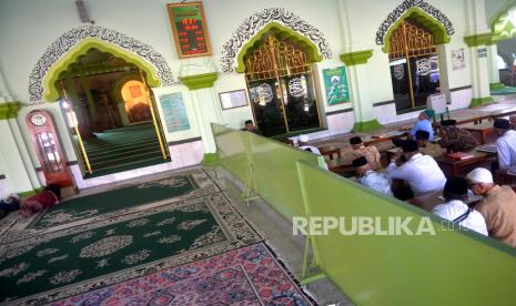 Jamaah mengikuti Semaan Alquran di Masjid Agung Magelang, Jawa Tengah, Selasa (12/4/2022). Tradisi Semaan Alquran di Masjid Agung Magelang ini sudah berlangsung sejak 1950an. Semaan Alquran dibuat seperti tadarus bersama. Satu orang terpilih akan membacakan ayat-ayat suci Al-Quran disebut hafizh. Sedangkan, jemaah lainnya menyimak bacaan dari hafizh tersebut. Semaan ini membaca Al-Quran sebanyak tiga juz setelah zuhur sampai menjelang Ashar. Mulai dari awal Ramadan sampai 23 Ramadan. Uniknya, mayoritas jamaah yang ikut Semaan ini sudah lansia.