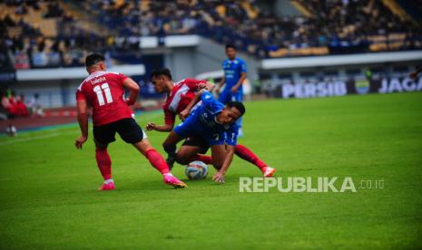 Gelandang Persib  beckham diganjal pemain Madura United pada laga BRI Liga 1 Indonesia di Stadion GBLA, Bandung, Ahad (2/6/2023).