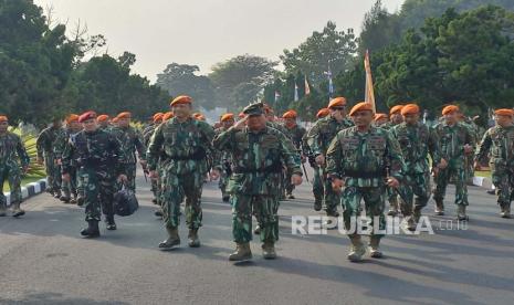 Menteri Pertahanan (Menhan) Prabowo Subianto menjalani proses pembaretan dan pengangkatan sebagai warga kehormatan pasukan gerak cepat (Kopasgat) TNI AU di Markas Pangkalan TNI Angkatan Udara Sulaiman, Margahayu, Kabupaten Bandung, Selasa (14/3/2023). (ilustrasi)