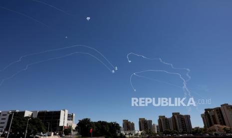 Sistem pertahanan udara Iron Dome Israel mencegat roket di dekat Kota Ashkelon, Israel, Selasa (18/5).