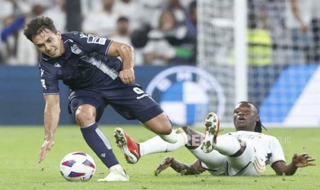 Gelandang Real Madrid Eduardo Camavinga (kanan). 