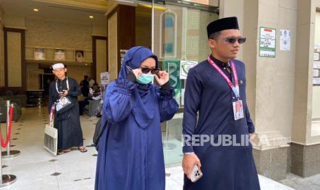 Pemain Timnas Indonesia, Witan Sulaeman bersama istrinya, Rismahani Arifin Ledoe saat akan beribadah ke Masjidil Haram di Dar Lamar Hotel (1111), wilayah Rei Bakhsy, Makkah, Sabtu (1/6/2024). 