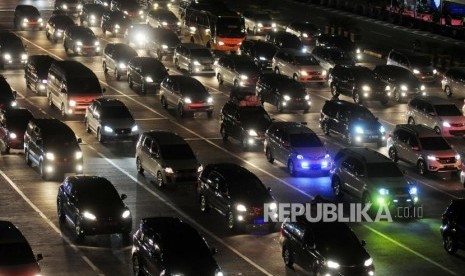 Sejumlah kendaraan mengantre untuk keluar dari Gerbang Tol Cikarang Utama, Bekasi, Jawa Barat, Rabu (20/6).