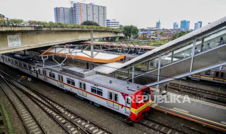 Suasana sepi di Stasiun Tanah Abang, Jakarta, Senin (3/5). PT Kereta Commuter Indonesia (KCI) mulai Senin (3/4), melakukan rekayasa perjalanan untuk kereta rel listrik (KRL) yang berhenti ataupun melintasi Stasiun Tanah Abang pada pukul 15.00 hingga 19.00 WIB, untuk mengantisipasi lonjakan penumpang dari Pasar Tanah Abang. Republika/Putra M. Akbar