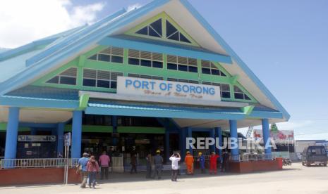 Sejumlah petugas karantina kesehatan melakukan penyemprotan disinfektan di Pelabuhan Laut Sorong, Kota Sorong, Papua Barat, Selasa (17/3/2020). 