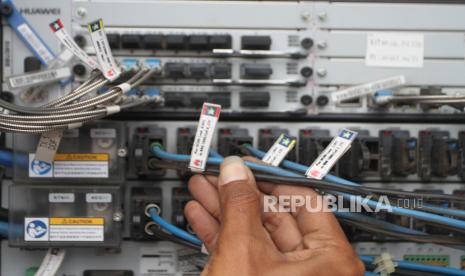 Teknisi melakukan pengecekan dan perawatan pada perangkat Base Transceiver Station (BTS) XL Axiata di kawasan wisata kota Batu, Jawa Timur, Kamis (22/12/2022). Hal tersebut dilakukan untuk memastikan kestabilan jaringan  serta mengantisipasi lonjakan lalu lintas penggunaan data internet di kawasan wisata jelang libur natal dan tahun baru. 