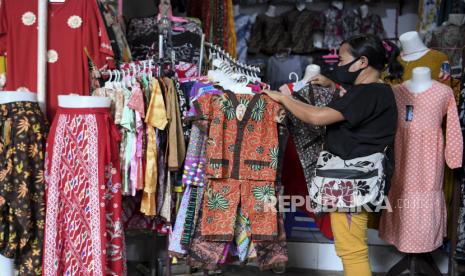 Calon pembeli memilih pakaian batik di Pasar Batik Setono, Pekalongan, Jawa Tengah