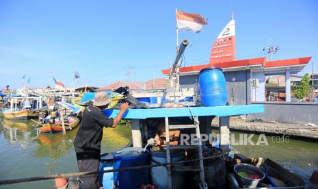 Nelayan melakukan pengisian BBM jenis solar subsidi di SPBN Karangsong, Indramayu, Jawa Barat, Rabu (7/9/2022). Pemerintah memberikan kemudahan akses BBM nelayan dengan menyediakan 2,2 juta kilo liter BBM Subsidi bagi nelayan kecil. 