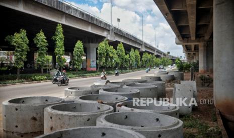 Pekerja menyelesaikan proyek galian sumur resapan di kawasan Jalan D.I Panjaitan, Jakarta Timur. Pemkot Jaktim membuat sumur resapan untuk mencegah banjir di Pondok Bambu.