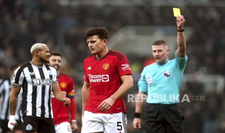 Bek Manchester United Harry Maguire mendapatkan kartu kuning saat melawan Newcastle United. 