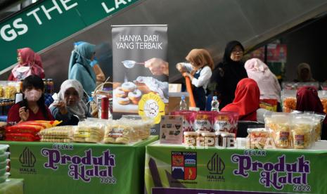 Sejumlah pelaku Industri Kecil Menengah (IKM) mengikuti Gelar Produk Halal 2022 di Mal Boxies123, Kota Bogor, Jawa Barat, Kamis (8/12/2022). Dinas Koperasi, Usaha Kecil dan Menengah, Perdagangan dan Perindustrian Kota Bogor menyelenggarakan Gelar Produk Halal 2022 yang diikuti sebanyak 40 IKM yang telah mendapatkan sertifikasi halal dari LPPOM MUI dengan tujuan mengenalkan produk makanan dan minuman IKM Kota Bogor kepada masyarakat sekaligus untuk menunjang pertumbuhan ekonomi. 