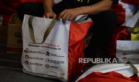 Pekerja mengemas paket bantuan sosial (bansos) di Gudang Food Station Cipinang, Jakarta, Rabu (22/4).  Ekonom dari Center of Reform on Economic (CORE) Indonesia Muhammad Ishak Razak meminta pemerintah meningkatkan anggaran bantuan sosial dan memperluas jumlah penerima manfaat. Hal itu dilakukan untuk menjaga tingkat kesejahteraan masyarakat yang berada di garis kemiskinan.