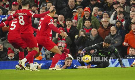 Kiper Liverpool Alisson melakukan penyelamatan saat pertandingan sepak bola Liga Premier Inggris antara Liverpool dan Chelsea, di Stadion Anfield, Liverpool, Inggris, Kamis (1/2/2024) dini hari WIB