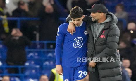  Manajer Liverpool Jurgen Klopp (kanan) memeluk pemain Chelsea Kai Havertz pada akhir pertandingan sepak bola Liga Inggris antara Chelsea dan Liverpool di stadion Stamford Bridge di London,  Rabu (5/4/2023) dini hari.