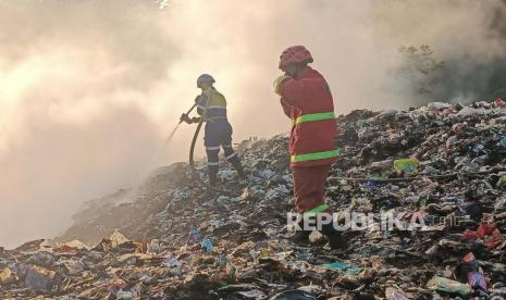 Petugas melakukan upayakan pemadaman kebakaran di TPA (ilustrasi)