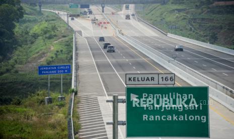 Kendaraan melintas di Jalan Tol Cileunyi-Sumedang-Dawuan (Cisumdawu) di Pamulihan, Kabupaten Sumedang, Jawa Barat, Jumat (29/4/2022). Pada arus mudik H-3 Lebaran 2022, kendaraan yang menuju Sumedang di Jalan Tol Cisumdawu terpantau lengang. 