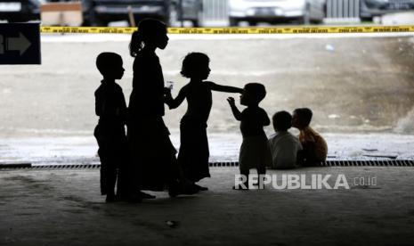 Anak-anak pengungsi Rohingya bermain di tempat penampungan sementara di ruang bawah tanah gedung milik pemda di Banda Aceh, Indonesia, Selasa (12/12/2023). (ilustrasi)