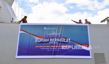 Sejumlah personel TNI AL berdiri dekat spanduk kegiatan Ekspedisi Rupiah Berdaulat 2022 (ilustrasi). Bank Indonesia Perwakilan Provinsi Kepulauan Riau (Kepri) menyebutkan program Ekspedisi Rupiah Berdaulat 2023 sebagai upaya pengendalian inflasi di daerah setempat.