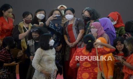 Ketua DPR Puan Maharani berfoto dengan kelompok dan aktivis perempuan di Gedung Nusantara IV, Kompleks Parlemen, Senayan, Jakarta, Jumat (22/4/2022). Dalam kesempatan tersebut kelompok dan aktivis perempuan memberikan apresiasi kepada DPR karena telah berhasil mengesahkan RUU Tindak Pidana Kekerasan Seksual (TPKS) menjadi Undang-Undang dalam rapat paripurna DPR lalu.Prayogi/Republika.