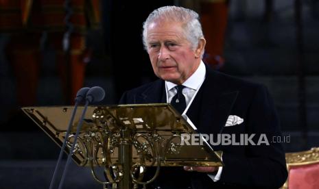 Raja Charles III memberikan pidatonya di Westminster Hall, di mana kedua Gedung Parlemen bertemu untuk menyampaikan belasungkawa mereka setelah kematian Ratu Elizabeth II, di London, Senin, 12 September 2022. Ratu Elizabeth II, raja terlama di Inggris dan seorang batu stabilitas di sebagian besar abad yang bergejolak, meninggal Kamis 8 September 2022, setelah 70 tahun di atas takhta. Dia berusia 96 tahun. God Save the King Bergema di Masjid London