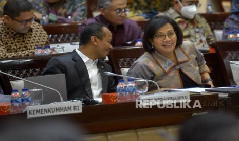 Menteri Keuangan Sri Mulyani Indrawati (kanan) bersama Menteri Investasi/Kepala BKPM Bahlil Lahadalia (kiri) mengikuti rapat kerja dengan Komisi XI DPR di Kompleks Parlemen Senayan, Jakarta, Kamis (8/12/2022). Bahlil Lahadalia mengungkapkan, potensi investasi di proyek pembangunan Ibu Kota Negara (IKN) Nusantara semakin dinilai menarik oleh negara tetangga.