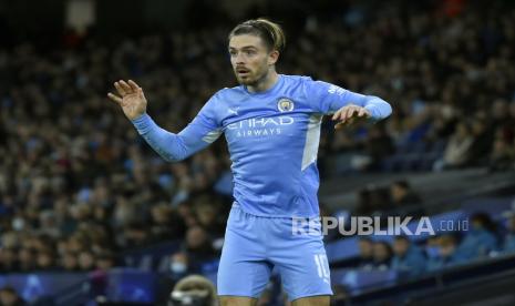 Pemain Manchester City Jack Grealish memberi isyarat selama pertandingan sepak bola Grup A Liga Champions antara Manchester City dan Club Brugge di stadion Etihad, di Manchester, Inggris, Rabu 3 November 2021.