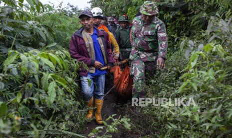 Tim gabungan mengangkat jenazah korban erupsi Gunung Marapi di Nagari Batu Plano, Kabupaten Agam, Sumatera Barat, Selasa (5/12/2023). Data SAR Padang menyatakan sebanyak delapan jenazah pendaki berhasil dievakuasi dan dibawa ke Rumah Sakit Dr Achmad Mochtar di Bukittinggi untuk diidentifikasi.