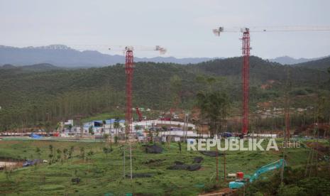 Suasana pembangunan gedung di Kawasan Inti Pusat Pemerintahan (KIPP) Ibu Kota Negara (IKN) Nusantara, Penajam Paser Utara, Kalimantan Timur, Kamis (7/12/2023). 