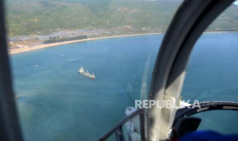 Pengungsi Rohingya harus diselamatkan sementara di ancaman petaka. Pemantauan udara kedatangan pengungsi Rohingya oleh Ditpolair Polda Aceh  di perairan Krueng Raya, Samudera Indonesia, Aceh Besar, Aceh, Kamis (14/5/2020). 