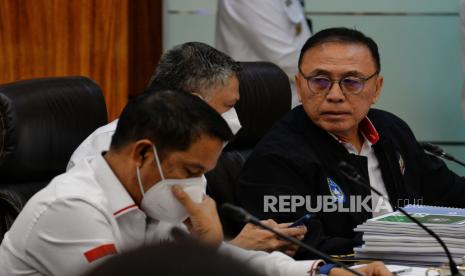 Ketua Umum PSSI Mochamad Iriawan (kanan) Wakil Ketua Umum PSSI Iwan Budianto (tengah) dan Sekjen PSSI Yunus Nusi (kiri) saat akan memberikan keterangan di Gedung Kemenko Polhukam, Jakarta, Selasa (11/10/2022).