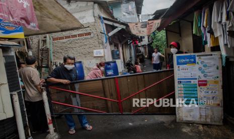 Warga menutup jalan saat sosialisasi pelaksanaan Pembatasan Sosial Berskala Lokal (PSBL). Ilustrasi