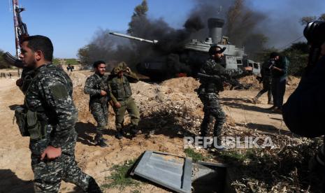 Aktor berpakaian seperti militan Hamas menangkap seorang tentara Israel setelah serangan terhadap replika tank saat kru dari saluran satelit al-Aqsa yang dikelola Hamas melakukan syuting untuk serial 30 episode, berjudul Fist of the Free, di Beit Lahiya, utara Jalur Gaza, Kamis, 3 Februari 2022. 