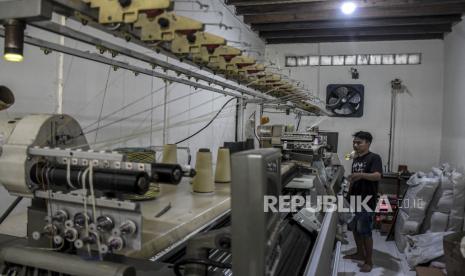 Pekerja menyelesaikan produksi pakaian rajut di salah satu industri rumahan di Sentra Rajut Binong Jati, Binong, Kota Bandung, Senin (14/11/2022). 