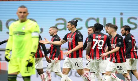 Pemain AC Milan Zlatan Ibrahimovic (tengah) merayakan bersama rekan satu timnya setelah mencetak gol 1-0 melawan kiper Crotone Alex Cordaz pada pertandingan sepak bola seri A Italia antara AC Milan dan FC Crotone di stadion Giuseppe Meazza di Milan, 07 Februari 2021.