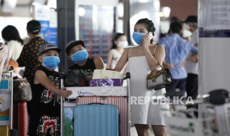 Orang-orang mengenakan masker di Bandara Internasional Noi Bai di Hanoi, Vietnam, 28 Juli 2020. Menurut laporan media, Vietnam telah mengevakuasi 80.000 orang, sebagian besar turis, dari Da Nang setelah wabah COVID-19 terdeteksi di daerah tersebut. 