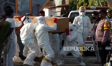 Personel BPBD memakai APD menggotong peti jenazah pasien terkonfirmasi COVID-19 untuk dimakamkan di Tempat Pemakaman Umum (TPU) Panggung, Tegal, Jawa Tengah, Rabu (30/6/2021). Menurut data Satuan Tugas (Satgas) Penanganan Covid-19 Jawa Tengah, per Rabu (30/6/2021) warga meninggal dunia terkonfirmasi COVID-19 di Jawa Tengah mencapai 16.245, sehingga Jawa Tengah tercatat menjadi provinsi dengan tingkat kematian tertinggi. 